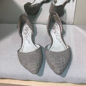 Alice + Olivia Grey Leather Flats Sz 37
